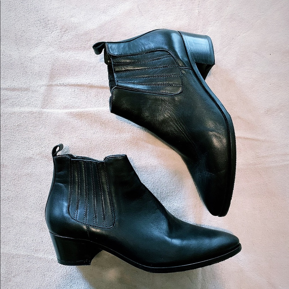 CLASSIC BLACK LEATHER ANKLE BOOTS BY MODERN VICE !